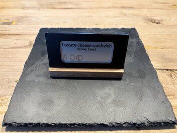 Digitaal buffetlabel 2,9 inch &ndash; met houten voet