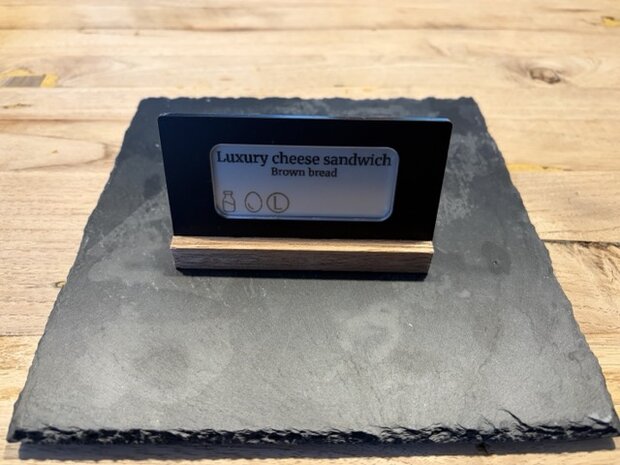 Digitaal buffetlabel 2,9 inch &ndash; met houten voet