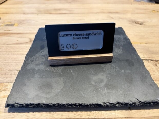 Digitaal buffetlabel 2,9 inch &ndash; met houten voet