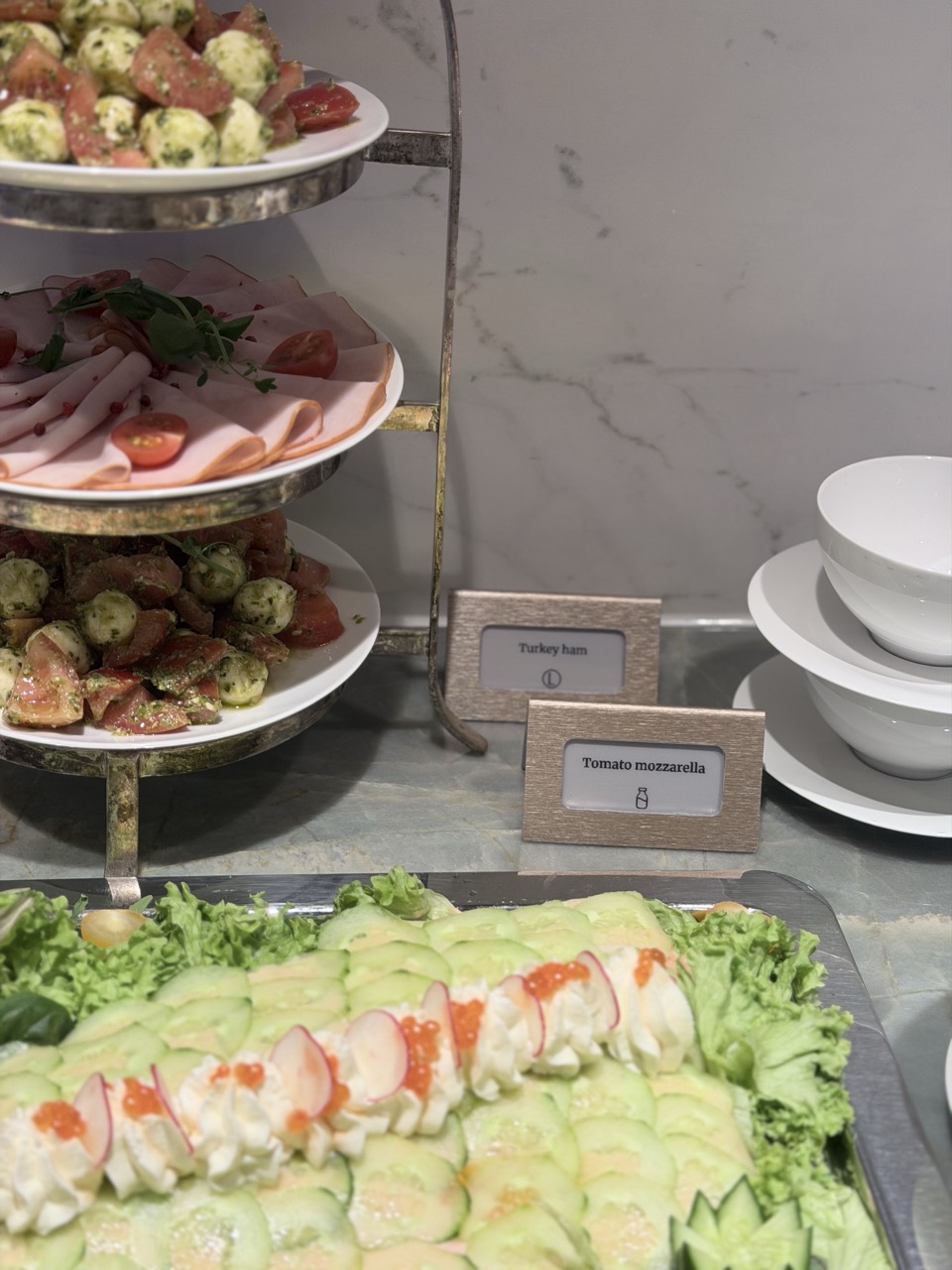 Buffet met gerechten en digitale productlabels