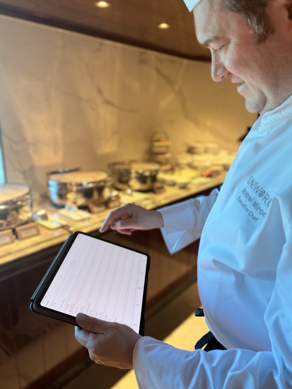 Chef-kok beheert buffetproducten via tablet
